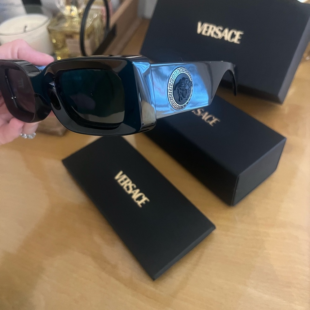 🔥SALE🔥NWT Versace Black Oversized Rectangular Sunglasses